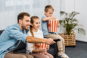 Familie beim Filmeabend